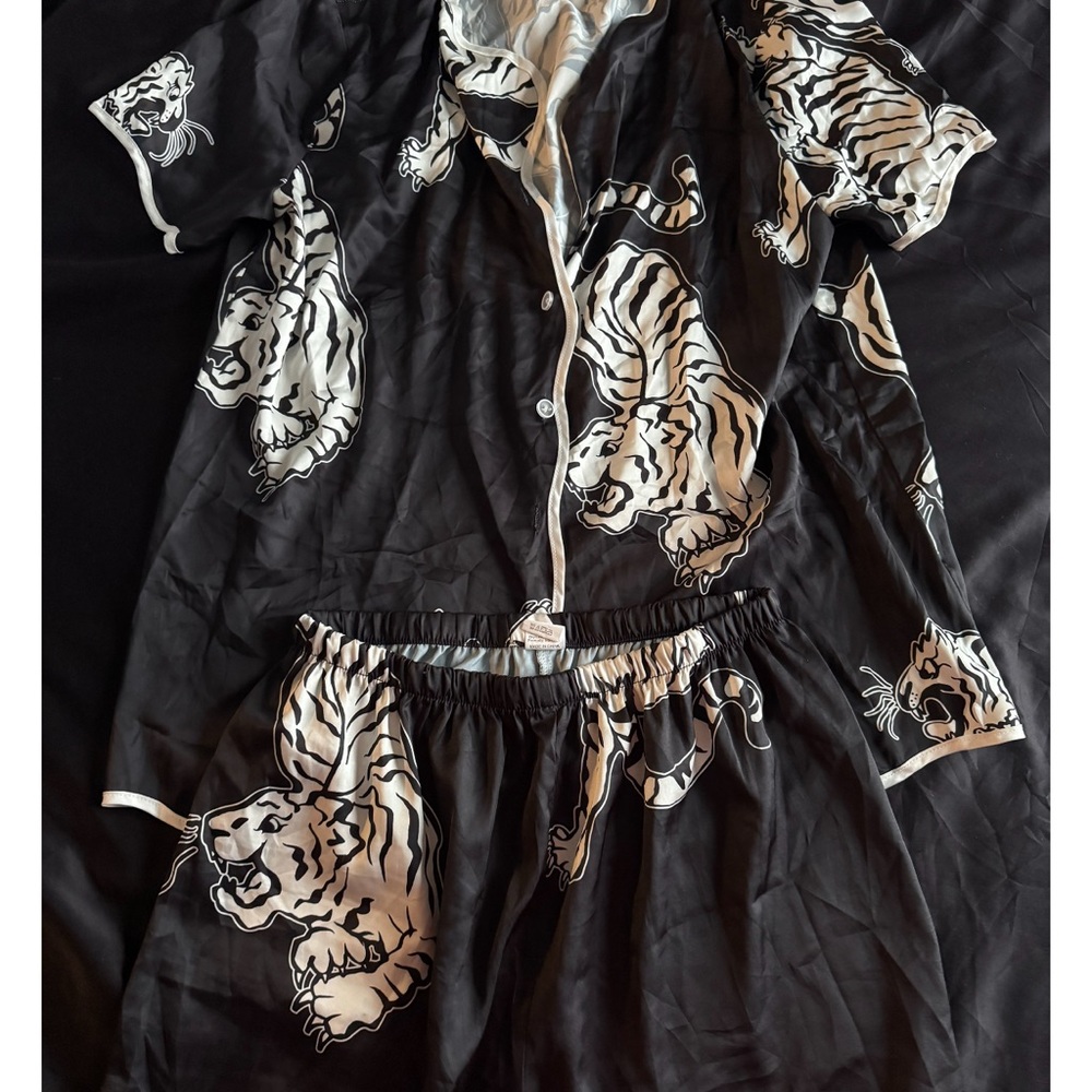 Black and White Tiger Amazon Pajama Set